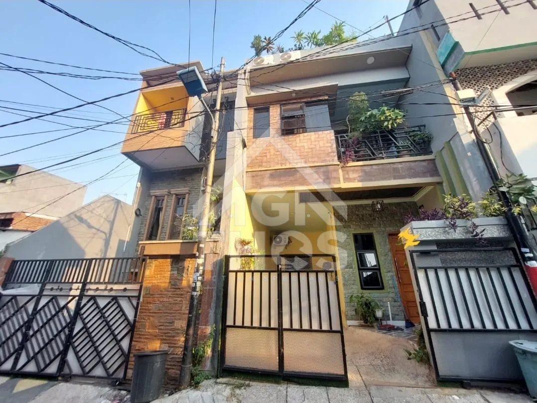 Foto Properti DiJual Rumah 3 lantai Siap Huni Dekat ITC Cempaka Mas Jalan Biduri Bulan Kemayoran Jakarta Pusat